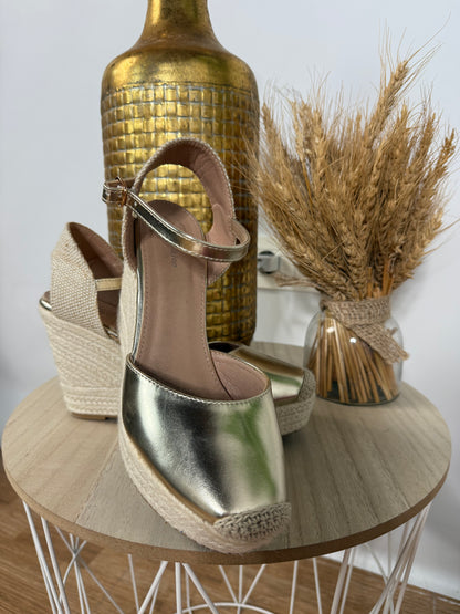 Cuñas de esparto doradas