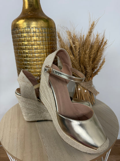 Cuñas de esparto doradas